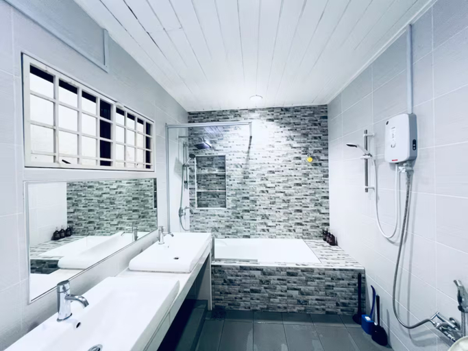 Bathroom 5, 9 Min KLCC | 9KM Mid Valley | Karaoke | 28Pax7Car, Kuala Lumpur