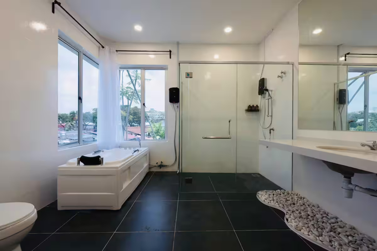 Bathroom 5, PJ-Bathtub & 6KM Mid Valley @ KTV&PS5 | 35Pax9Car, Petaling Jaya