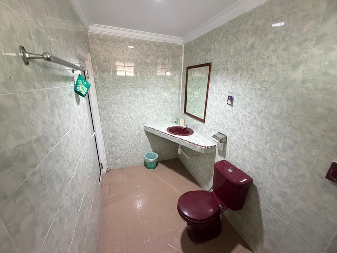 Bathroom 5, Penuin Hotel, Batam