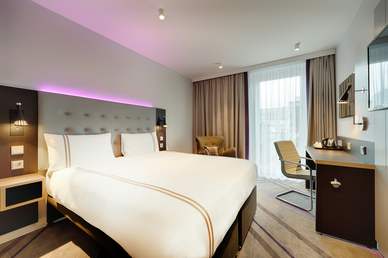 Bedroom 3, Premier Inn Hamburg City Klostertor, Hamburg