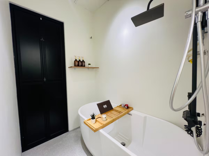 Bathroom 5, [2N -10%] 16Pax ~ Bathtub | Between SS2 and Sunway, Petaling Jaya