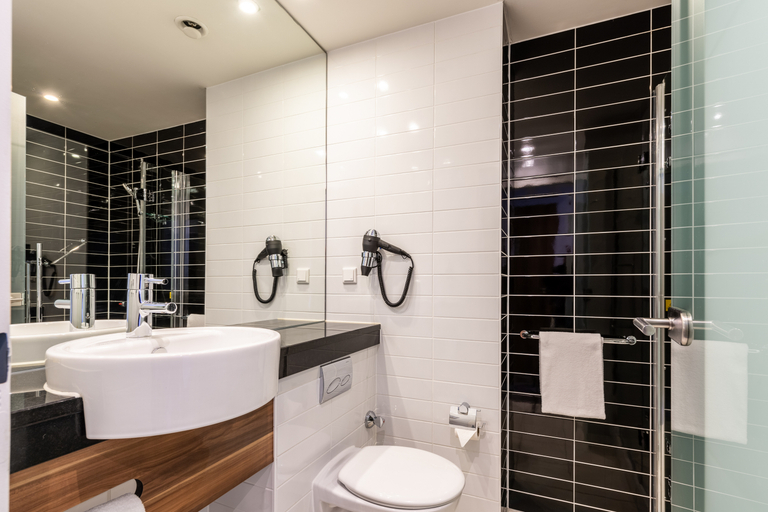 Bathroom 5, Premier Inn Frankfurt City Centre, Frankfurt am Main