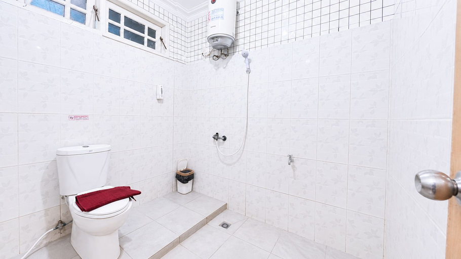 Bathroom 5, Guest House Amalia, East Jakarta