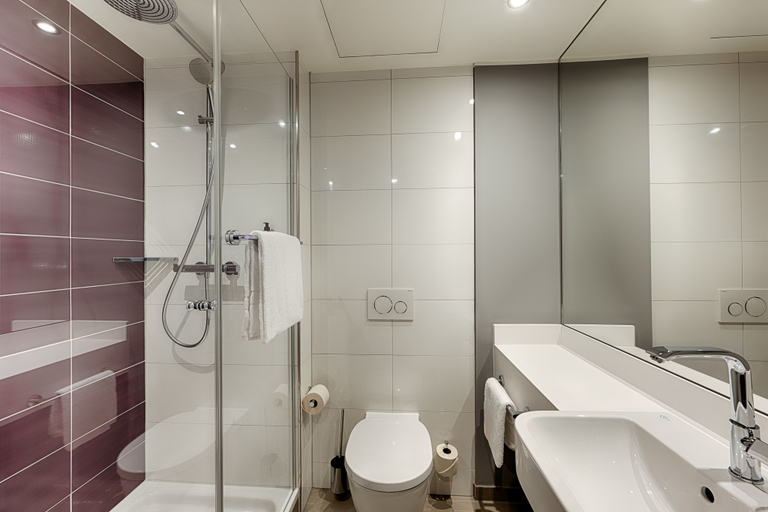 Bathroom 5, Premier Inn Hamburg City Klostertor, Hamburg
