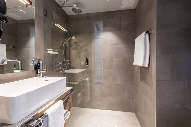 Bathroom 5, Premier Inn Heidelberg City Bahnstadt, Heidelberg