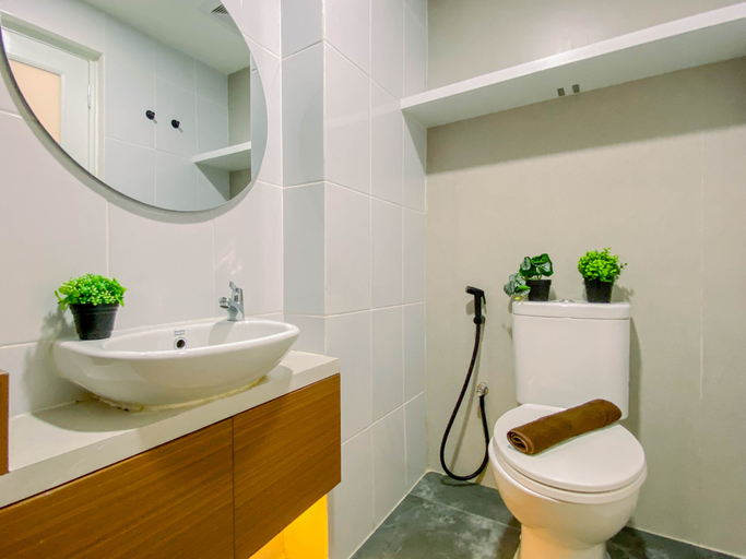 Bathroom 4, Enjoy Living Studio (No Kitchen) at Apartment Tokyo Riverside PIK 2 By Travelio, Tangerang