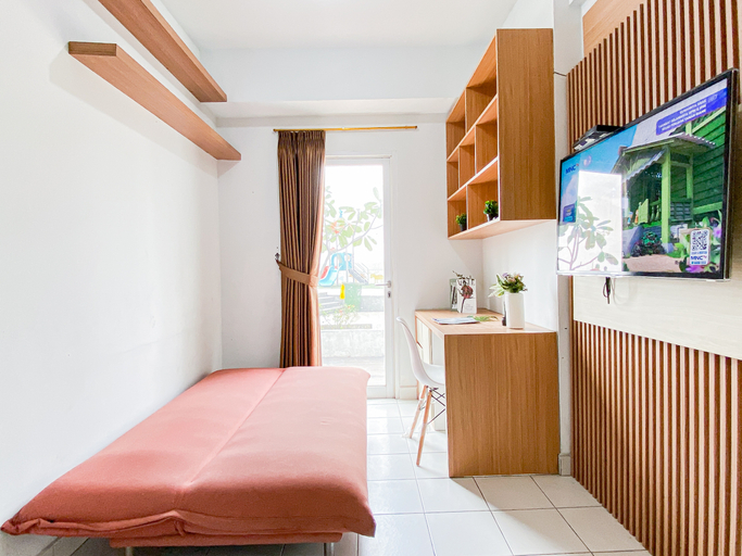 Living Room 3, Cozy Compact 2BR at Apartment Patraland Urbano By Travelio, Bekasi