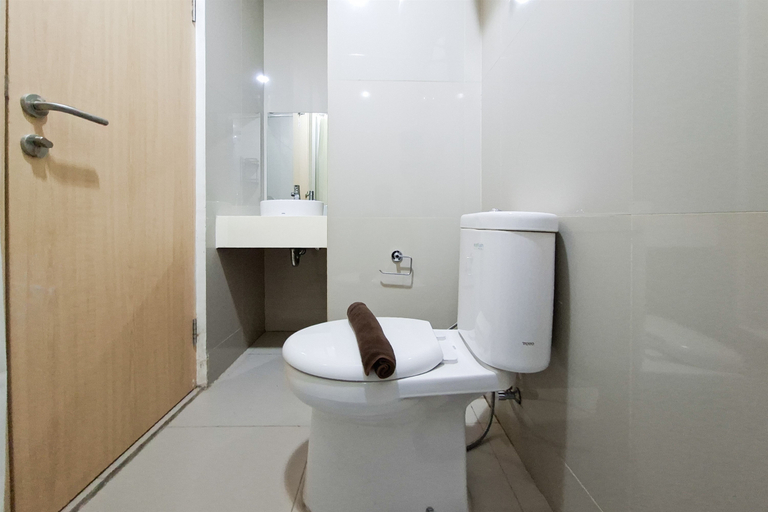 Bathroom 2, Restful Well Located Studio Room at Apartment Tree Park City BSD By Travelio, Tangerang Selatan