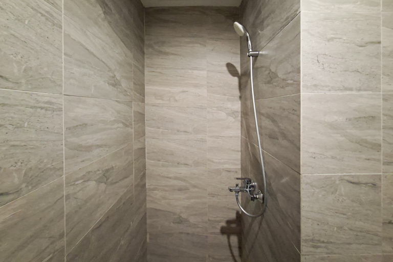 Bathroom 4, Urban Style 1BR at Apartment Collins Boulevard By Travelio, Tangerang