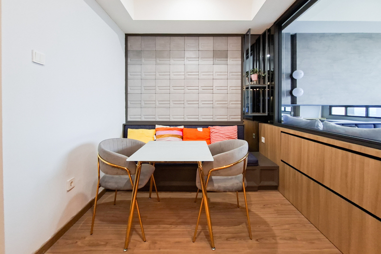 Living Room 5, Urban Style 1BR at Apartment Collins Boulevard By Travelio, Tangerang