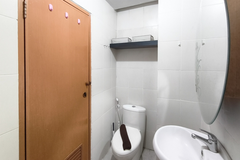 Bathroom 5, Sleek Modern Studio at Apartment Pinewood By Travelio, Sumedang