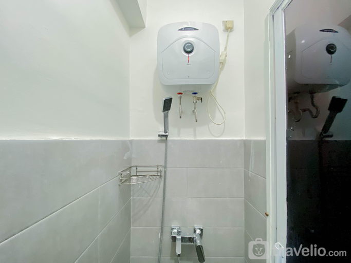 Bathroom 2, Comfort and Minimalist 1BR Menteng Square Apartment By Travelio, Jakarta Pusat