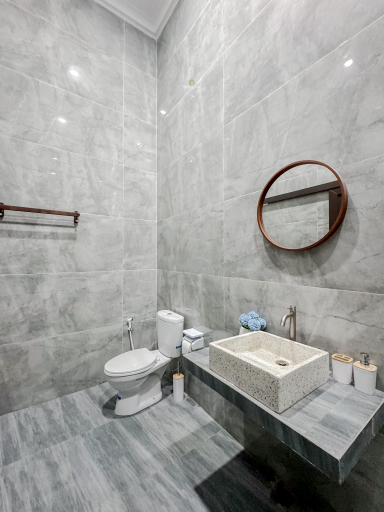 Bathroom, La Viento - The Palazzo by Nginapsini, Bogor