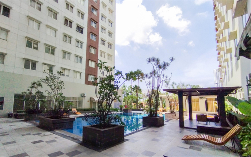 Swimming Pool 2, Sleek Modern Studio at Apartment Pinewood By Travelio, Sumedang