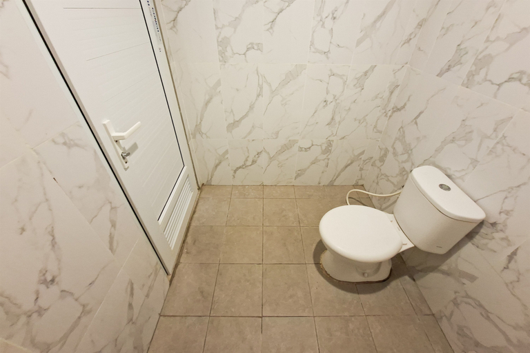 Bathroom 2, Combined and Spacious Studio at Apartment Anwa Residence By Travelio, Tangerang Selatan