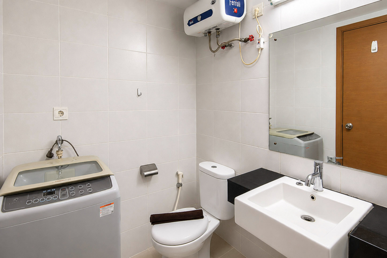 Bathroom 2, Nice Look Studio at Apartment Beverly Dago By Travelio, Bandung