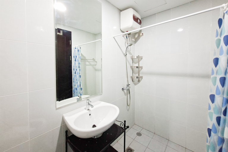 Bathroom 2, Bright Comfortable Studio at Apartment Casa de Parco By Travelio, Tangerang