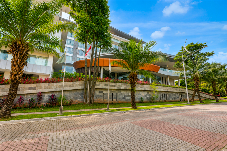 Exterior & Views