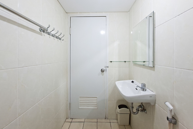 Bathroom 2, Simple 2BR with City View at Apartment M-Town Residence By Travelio, Tangerang