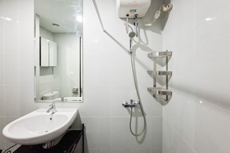 Bathroom 3, Bright Comfortable Studio at Apartment Casa de Parco By Travelio, Tangerang