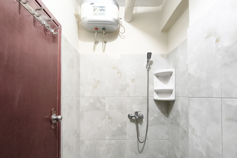 Bathroom 5, Comfortable 2BR at Apartment Gateway Ahmad Yani Cicadas By Travelio, Bandung
