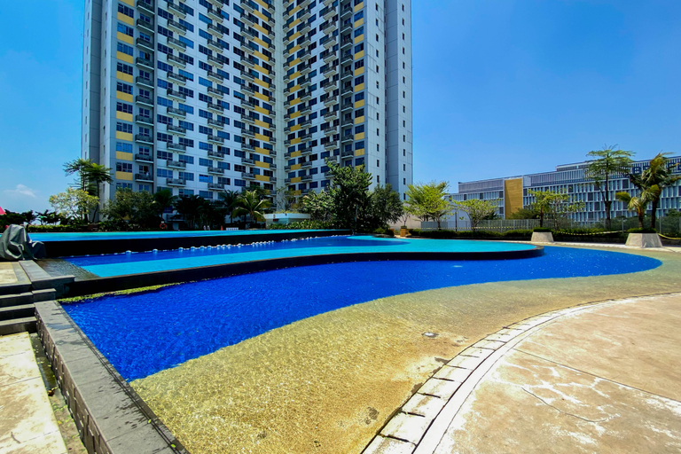 Swimming Pool 2, Modern Sleek Studio at Apartment Springlake Summarecon Bekasi By Travelio, Bekasi