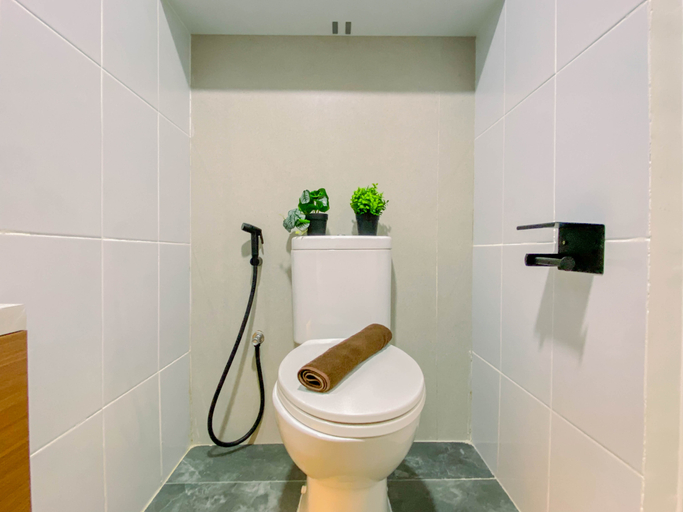 Bathroom 2, Enjoy Living Studio (No Kitchen) at Apartment Tokyo Riverside PIK 2 By Travelio, Tangerang