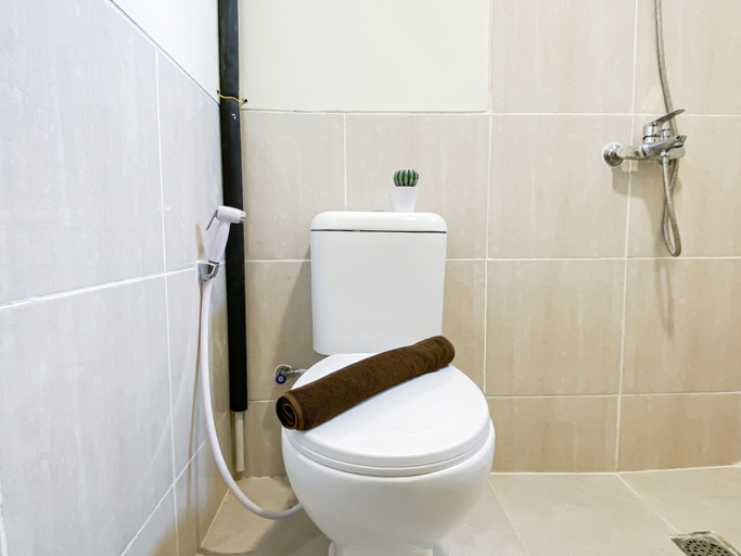 Bathroom 2, Modern Warm 2BR at Apartment Meikarta District 2 By Travelio, Cikarang