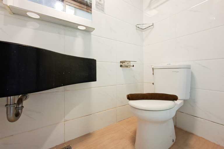 Bathroom 2, Convenient Studio at Apartment Sky House BSD By Travelio, Tangerang Selatan