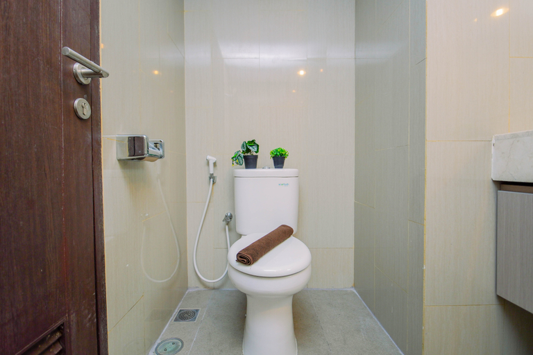 Bathroom 3, Peaceful and Snug Studio at Apartment H Residence By Travelio, Jakarta Timur