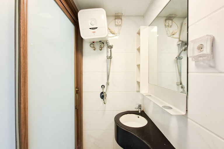 Bathroom 4, Convenient Studio at Apartment Sky House BSD By Travelio, Tangerang Selatan