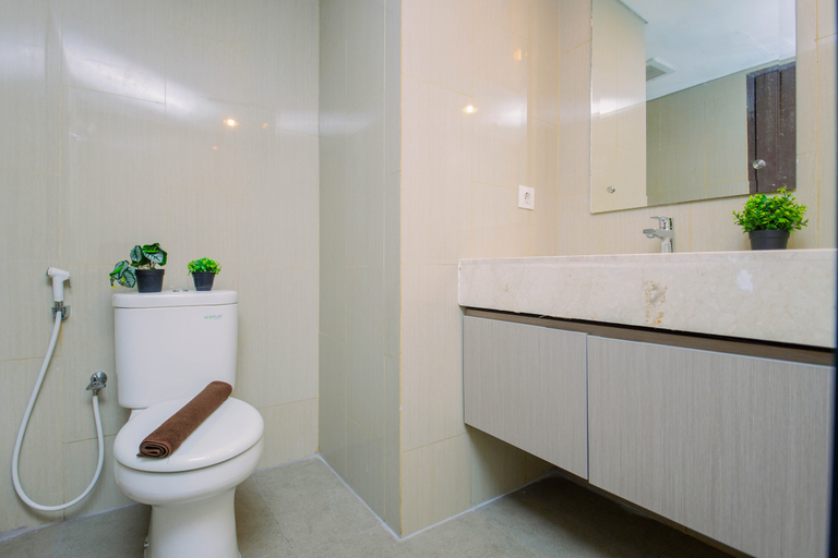 Bathroom 2, Peaceful and Snug Studio at Apartment H Residence By Travelio, Jakarta Timur