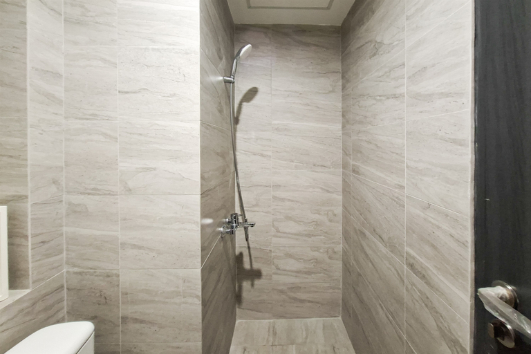 Bathroom 3, Calming Chic 1BR at Apartment Collins Boulevard By Travelio, Tangerang