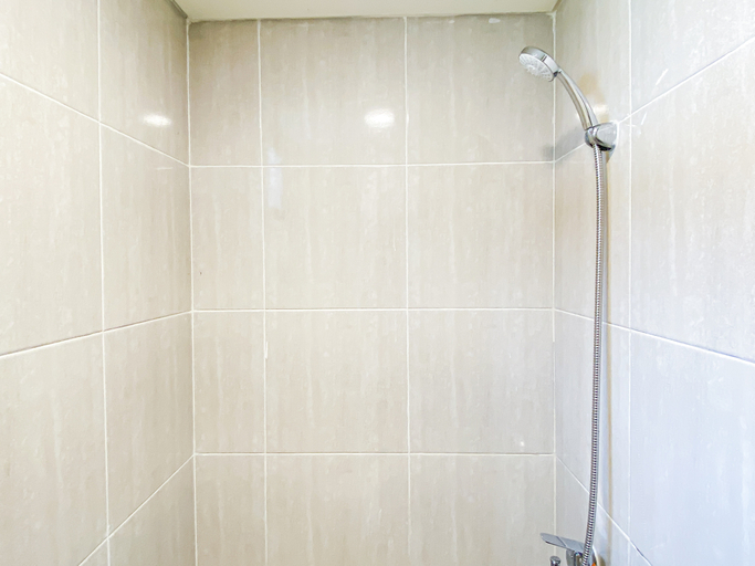 Bathroom 2, Luminous Studio at Apartment Meikarta District 2 By Travelio, Cikarang