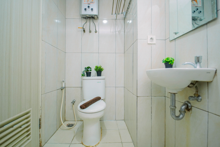 Bathroom 3, Functional Homey Studio Room at Apartment Grand Kamala Lagoon By Travelio, Bekasi