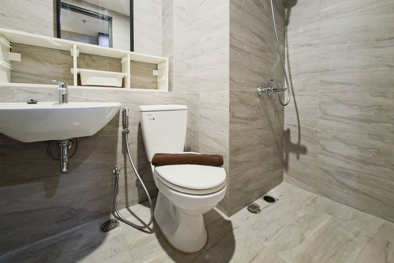 Bathroom 2, Calming Chic 1BR at Apartment Collins Boulevard By Travelio, Tangerang