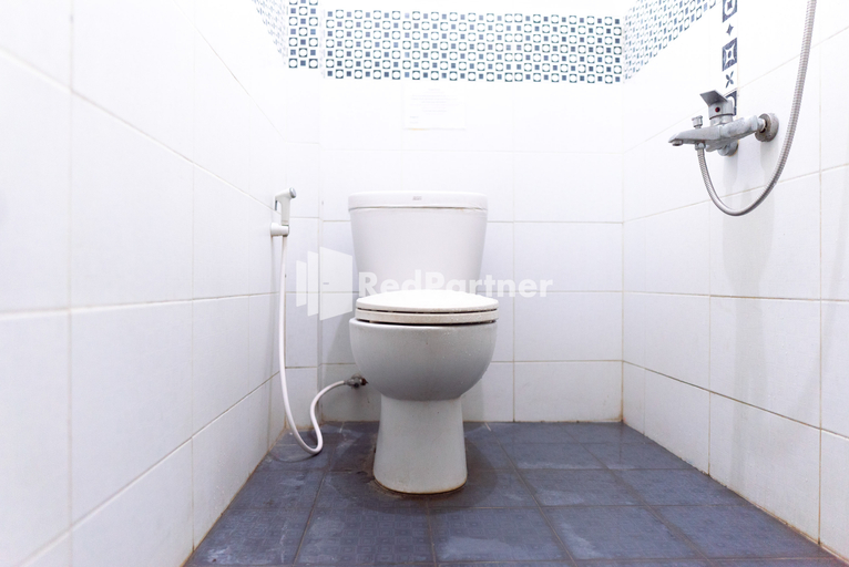 Bathroom 4, Wisma Aini Syariah Lampung Mitra RedDoorz, Bandar Lampung