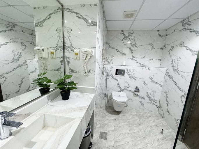 Bathroom 5, Fortune Plaza Hotel, Dubai