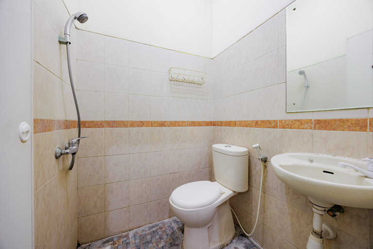 Bathroom, RedDoorz @ Victory Homestay Karawaci, Tangerang