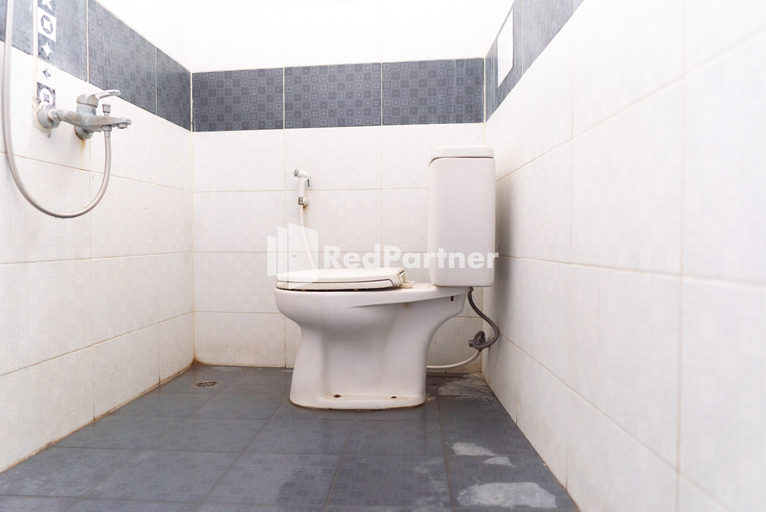 Bathroom 3, Wisma Aini Syariah Lampung Mitra RedDoorz, Bandar Lampung