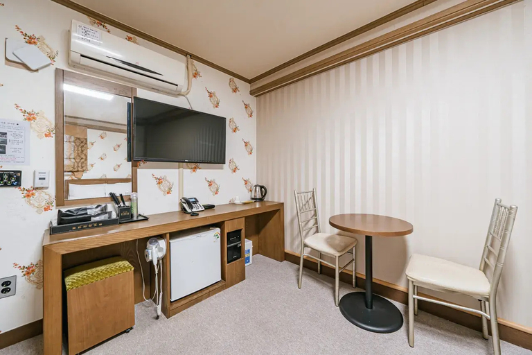 Bedroom 4, Gumi Road Hotel, Gumi