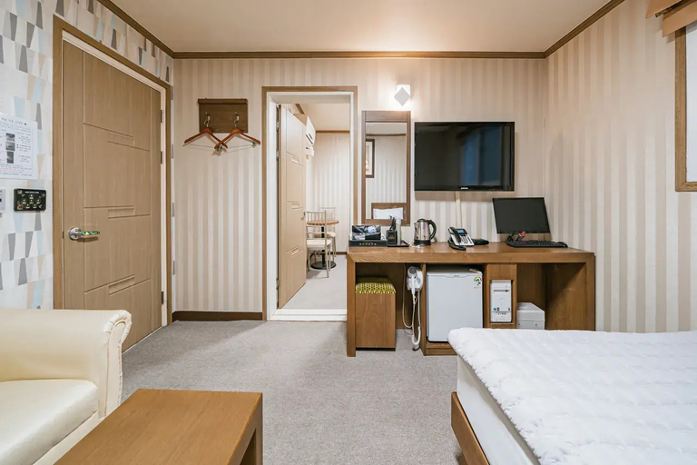 Bedroom 4, Gumi Road Hotel, Gumi
