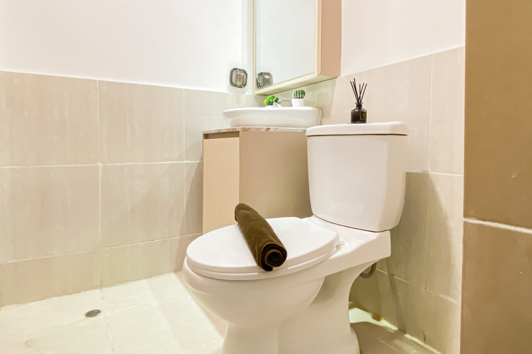 Bathroom 4, Lavish and Elegant 2BR Apartment Meikarta District 1 By Travelio, Cikarang