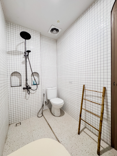 Bathroom 5, Flor Villa by Nginapsini, Bogor