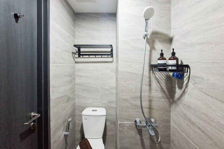 Bathroom 5, Relaxing Peaceful Studio at Apartment Collins Boulevard By Travelio, Tangerang