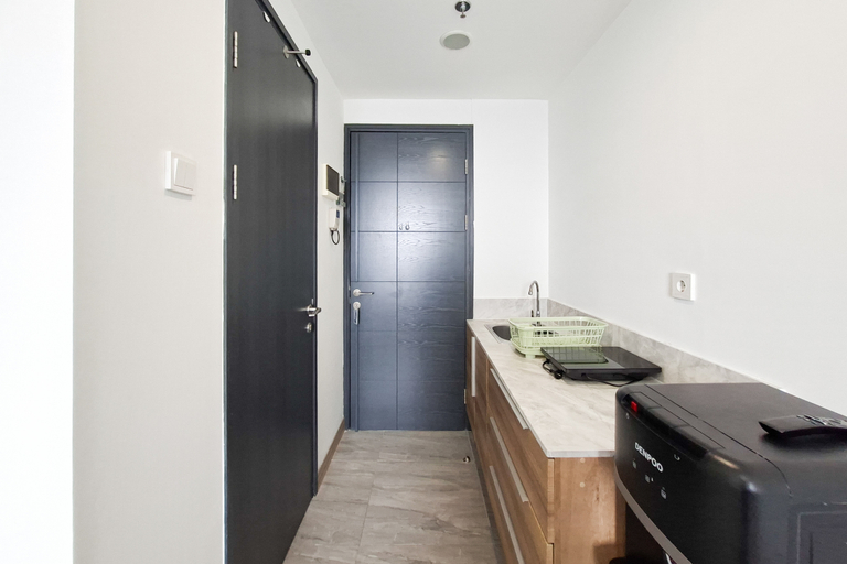 Others 4, Modern and Neat Studio Room at Apartment Collins Boulevard By Travelio, Tangerang