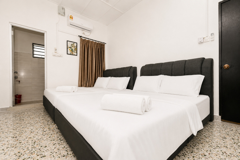 Bedroom 3, Batu Pahat w Pool table & Karaoke Villa 4BR 16pax, Batu Pahat