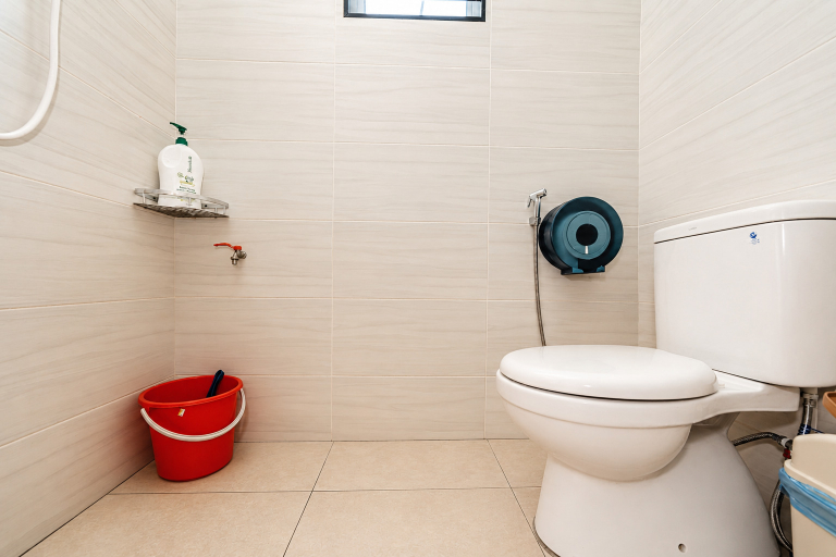 Bathroom 4, Batu Pahat w Pool table & Karaoke Villa 4BR 16pax, Batu Pahat