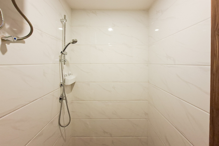 Bathroom 5, Calm and Classic Studio Room at Apartment Sky House BSD By Travelio, Tangerang Selatan