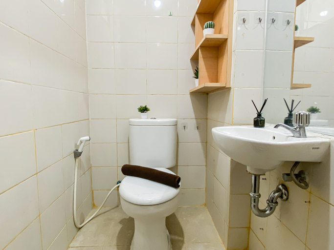 Bathroom 5, Warm and Homey Studio Apartment Lagoon Bekasi Town Square By Travelio, Bekasi